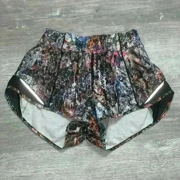 Lululemon Hotty Hot Short II *2.5"
Vitalize Multi / Black- 4 - very good shape - Picture 8 of 12